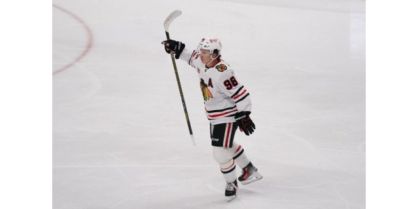 Connor Bedard podepsal s Chicago Blackhawks pětileté prodloužení smlouvy Connor Bedard podepsal s Chicago Blackhawks pětileté prodloužení smlouvy